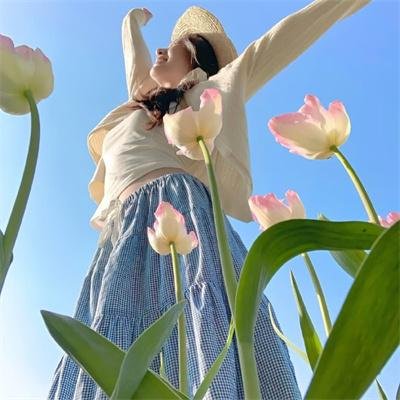 坐在酒吧里吃蛋糕